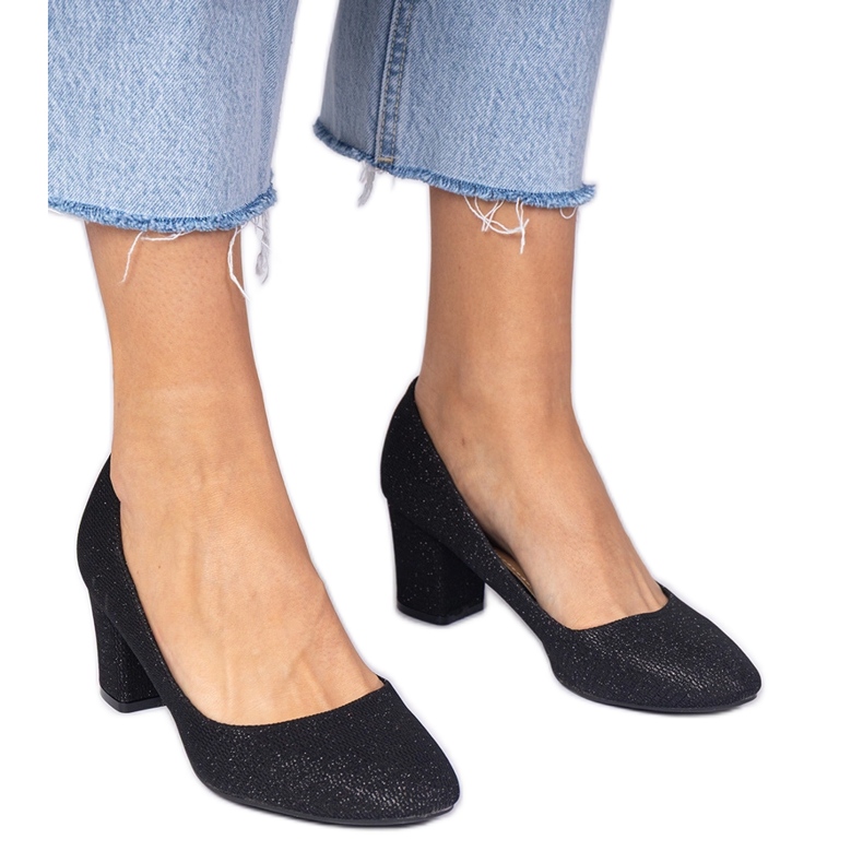 Fekete női szivattyúk anyagi kivitelben