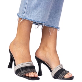 Fekete, elegáns sarok, cirkonokkal díszítve Fekete, elegáns sarok, cirkonokkal díszítve