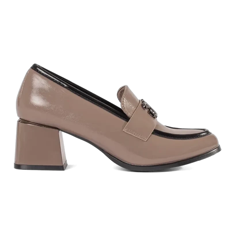 Taupe magas sarkú cipővel bézs