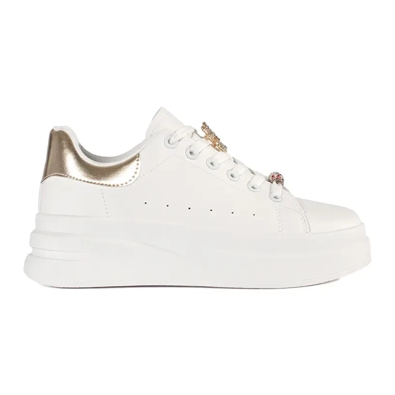 Fehér cipők a platformon PIN -kóddal