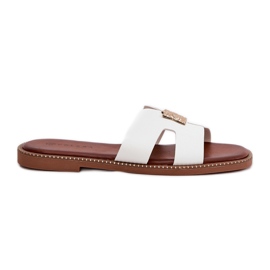 Lapos papucs kivágásokkal és fehér dekorációval Lapos papucs kivágásokkal és fehér dekorációval