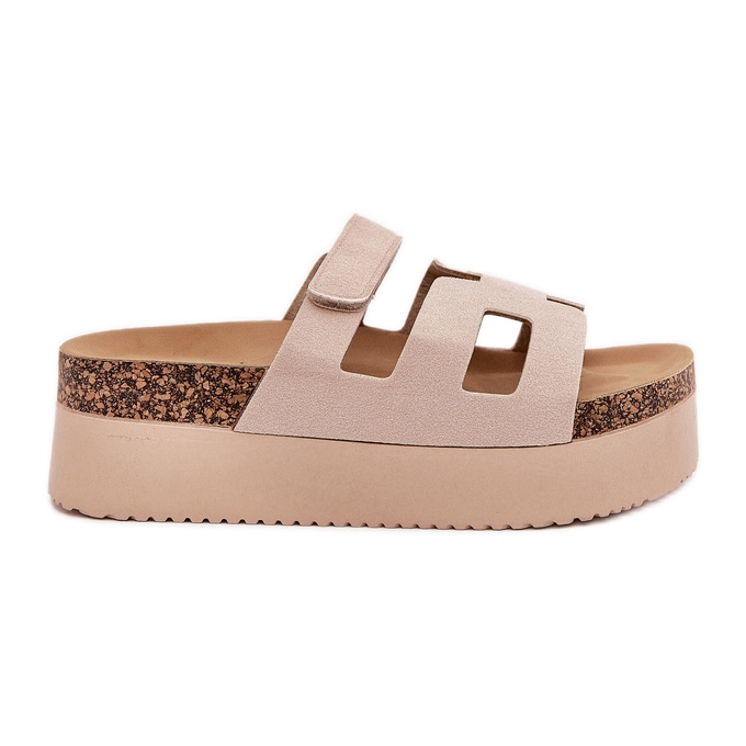 Papucs egy hatalmas bézs platformon