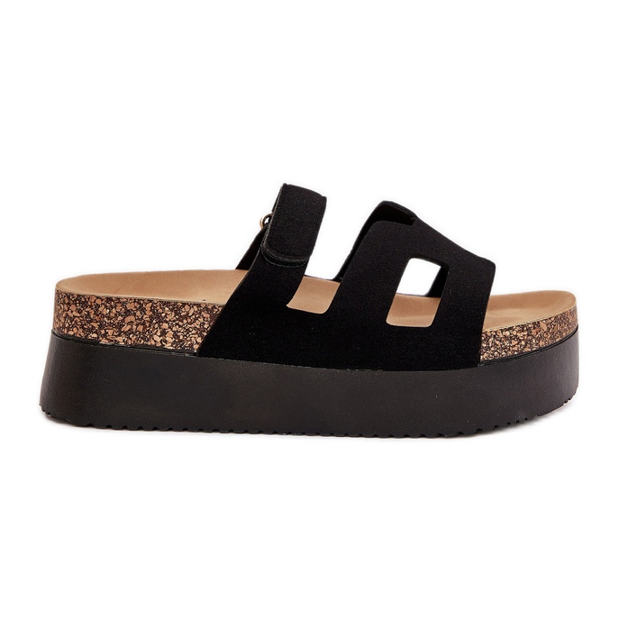 Papucs egy hatalmas fekete platformon