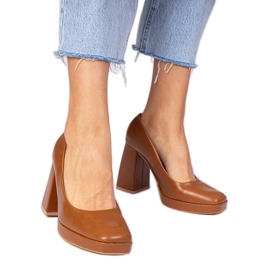 Barna szivattyúk egy hatalmas oszlopra, négyzet alakú lábujjjal