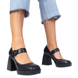 Fekete szivattyúk négyzet alakú orrával és csatjával Fekete szivattyúk négyzet alakú orrával és csatjával