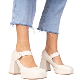 Bézs szivattyúk négyzet alakú lábujjjal és csatkal