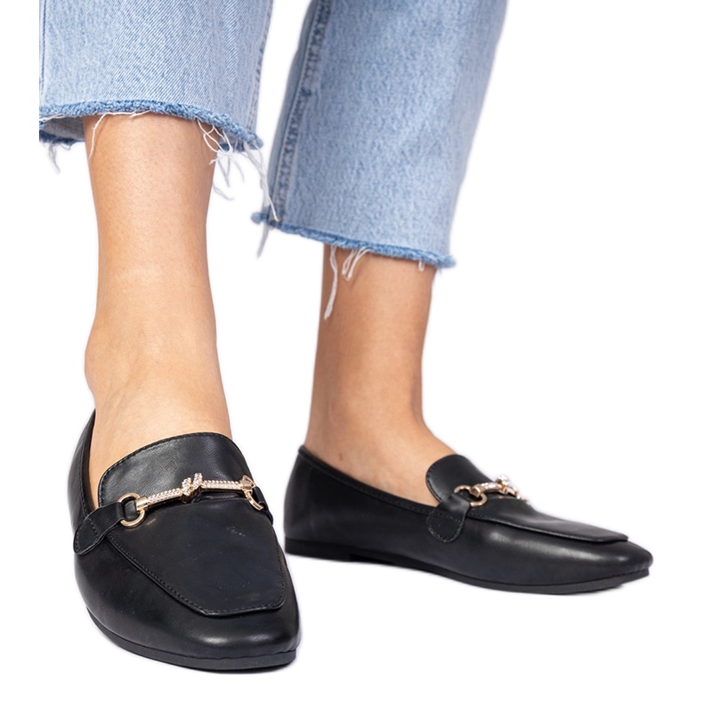 Fekete cipők arany dekorációval és cirkonnal