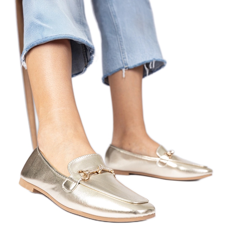 Aranyos, elegáns cipők arany dekorációval és cirkonokkal aranysárga