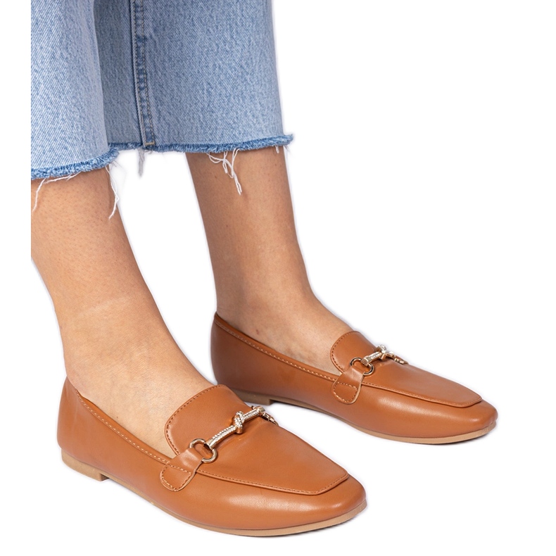 Barna, elegáns cipő, arany dekorációval és cirkonokkal