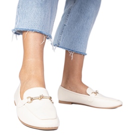 Bézs elegáns cipők arany dekorációval és cirkonokkal