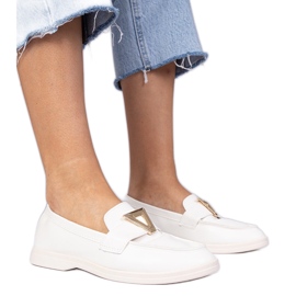 Fehér női cipők elegáns dekorációval