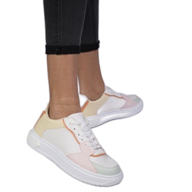 Fehér és sárga sport cipők az öko-bőrből Fehér és sárga sport cipők az öko-bőrből