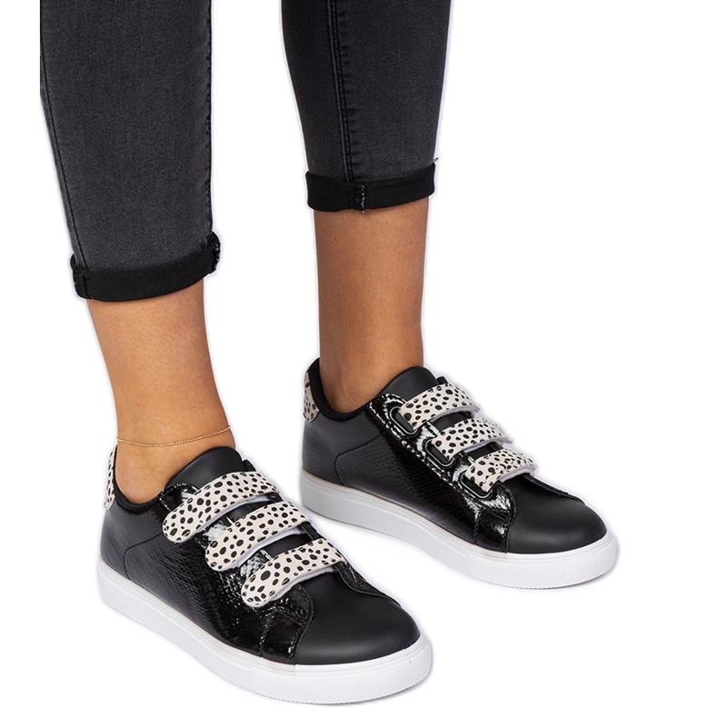 Fekete cipők állati tépőzáras kivitelben