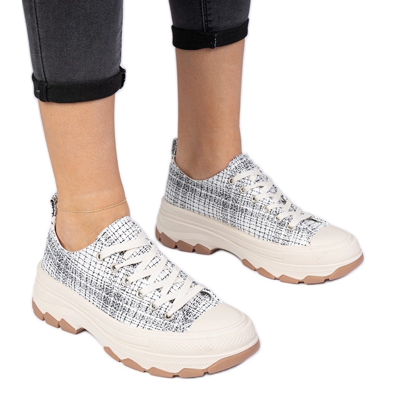 Fekete -fehér cipők egy vastag talpon