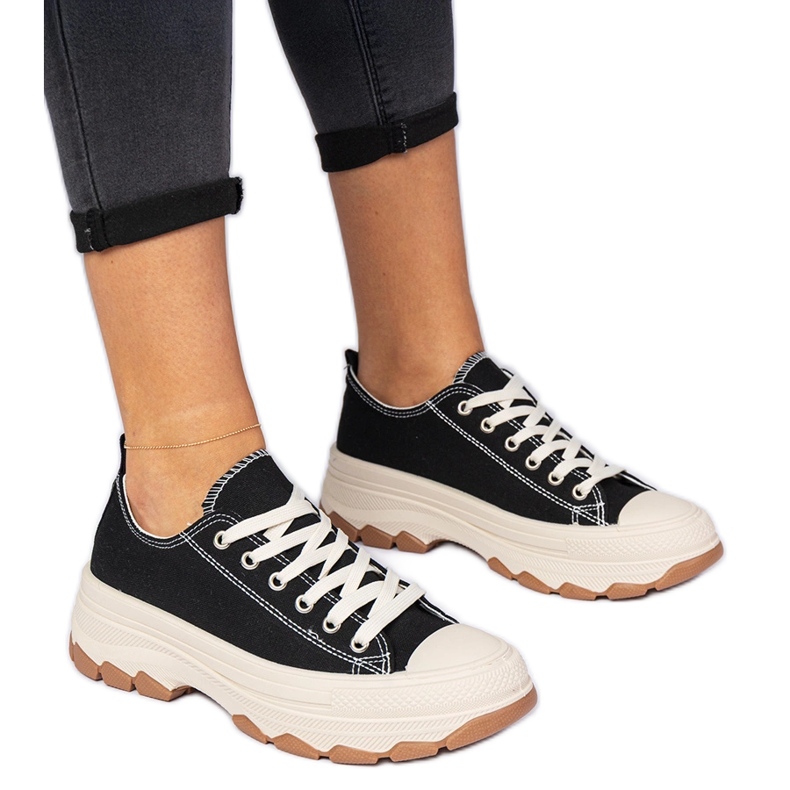 Fekete tornacipő vastag talppal