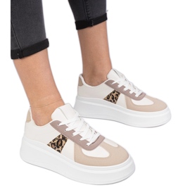 Bézs cipők cipők a platformon