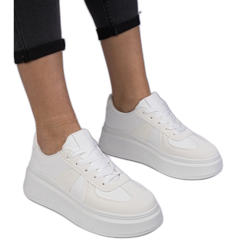 Fehér cipők cipők a peronon