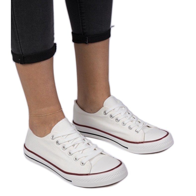 Fehér klasszikus női cipők