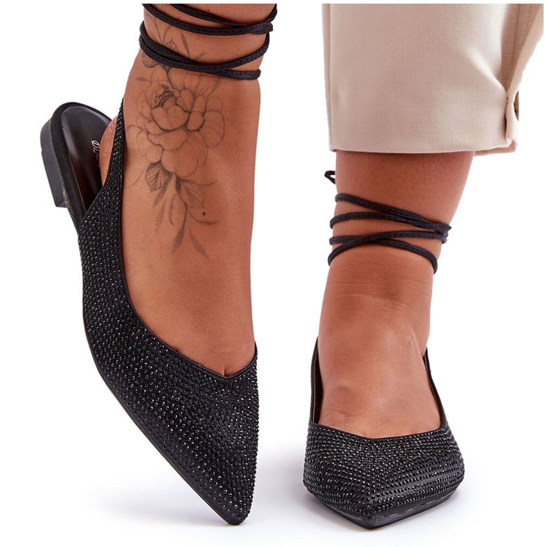 Fekete strasszokkal díszített női balerinák