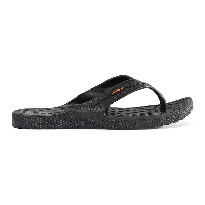 Fekete férfiak flip -flops