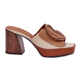 A női papucs flopok teve csatjával barna A női papucs flopok teve csatjával barna