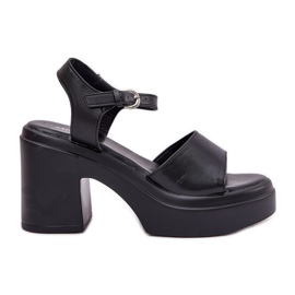 Női szandál egy hatalmas oszlopon és platformon, öko -bőr fekete