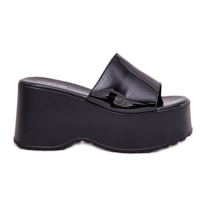 Festett női papucs a peronon és a fekete ékek