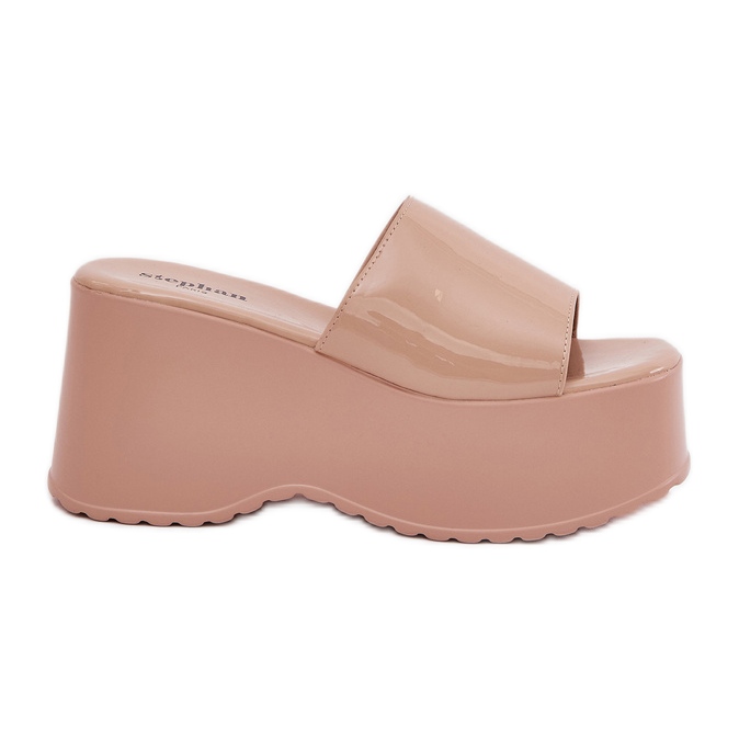 Festett női papucs a peronon és bézs ékek