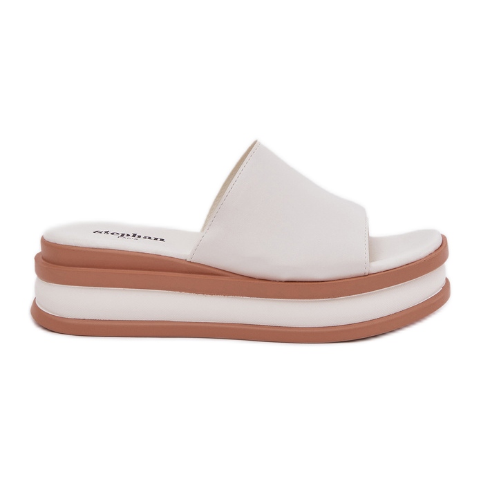 Klasszikus női papucs a peronon és a fehér ékek