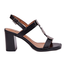 Női szandál az oszlopon, dekoratív csíkkal fekete