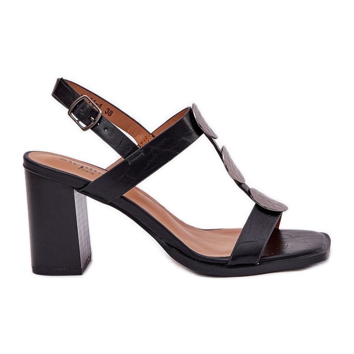 Női szandál az oszlopon, dekoratív csíkkal fekete