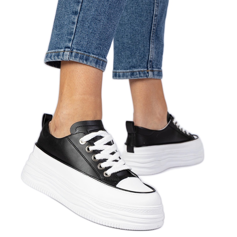 Fekete -fehér női cipők egy magas talpon