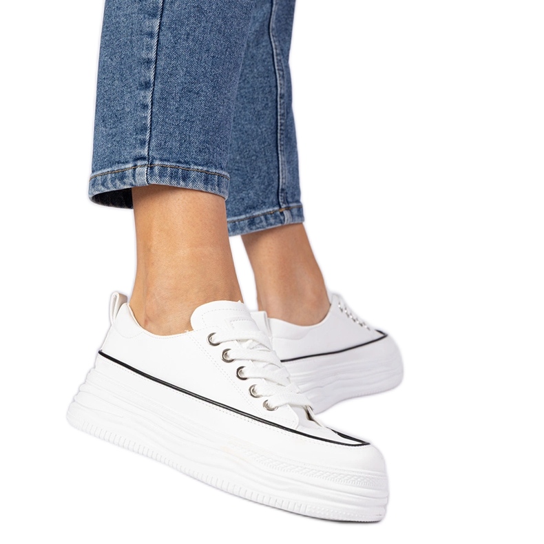 Fehér női cipők egy magas talpon