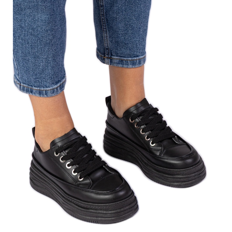 Fekete női cipők egy magas talpon