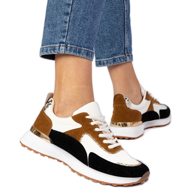 Női fehér és fehér cipők csillogással