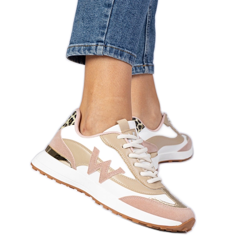 Fehér és rózsaszín női cipők leopárd tartozékkal