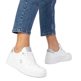 Női fehér cipők ezüst csillogással