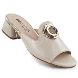 Papucs egy blokkon, egy díszes bézs jezzi 214