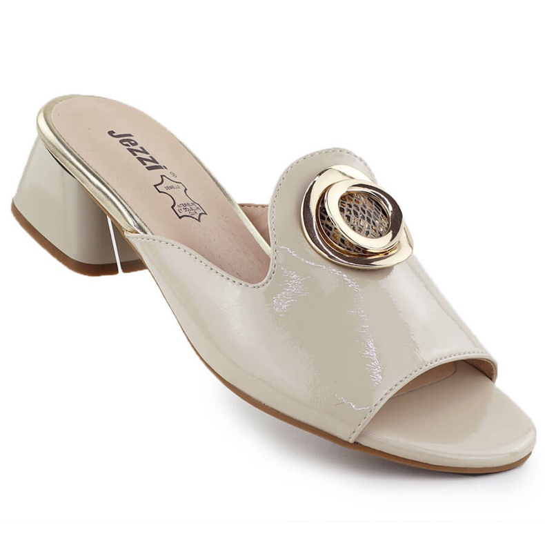 Papucs egy blokkon, egy díszes bézs jezzi 214