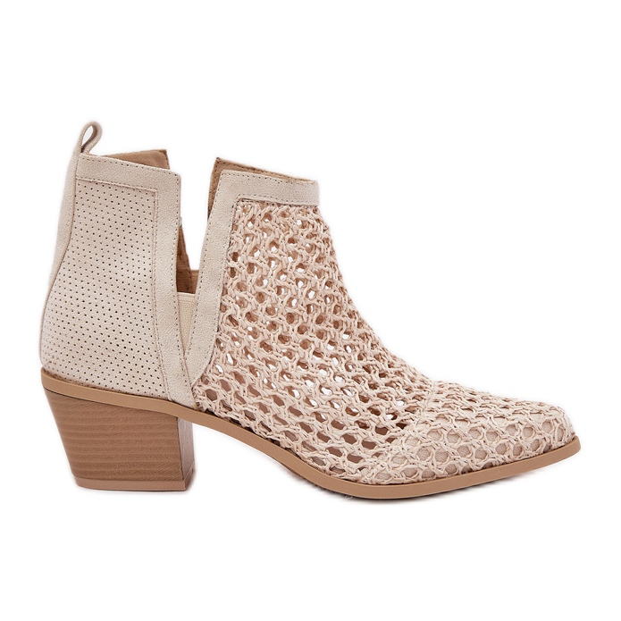 Nyílt a nők magas sarkú cipője kivágásokkal és fényes bézs zsinórokkal