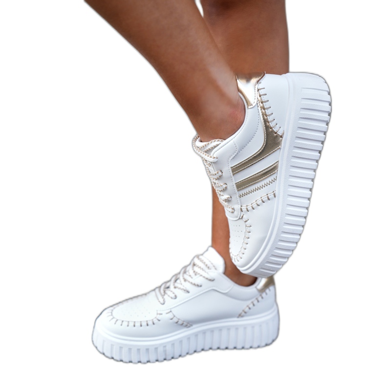 Női cipők az aranyplatformon aranysárga