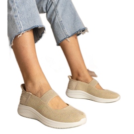 Bézs női cipők egy préselt talpon Bézs női cipők egy préselt talpon