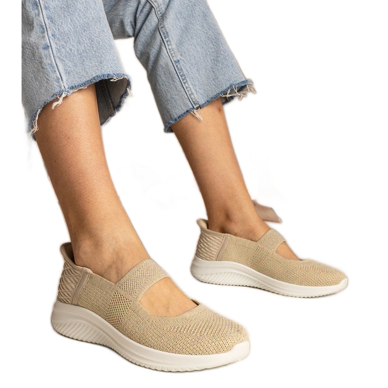 Bézs női cipők egy préselt talpon