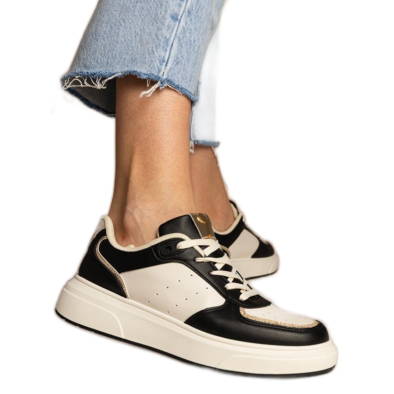 Fekete női cipők csillogó tartozékkal