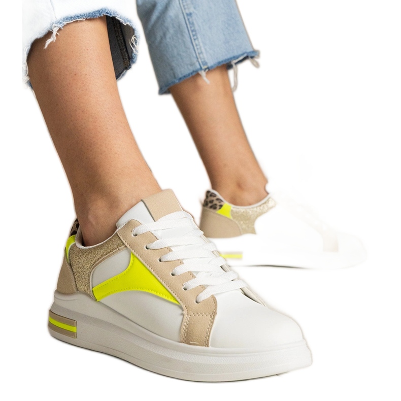 Fehér női cipők csillogással és leopárdokkal