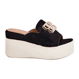 Papucs a peronon és ékek fekete dekorációval