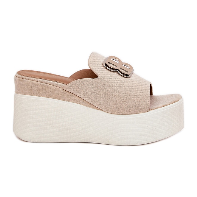 Papucsok a peronon és ékek bézs díszítéssel