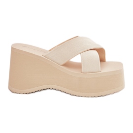 Női papucsok az ékön és a platformon bézs