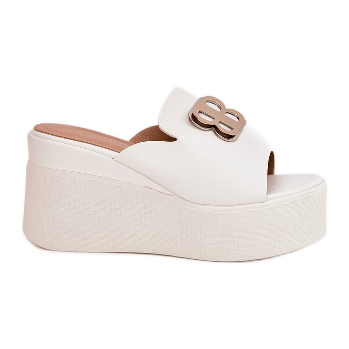 Papucs a peronon és ékek fehér díszítéssel