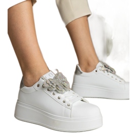 Fehér és ezüst cipők, amelyek cirkonokkal ellátott pillangóval díszítik